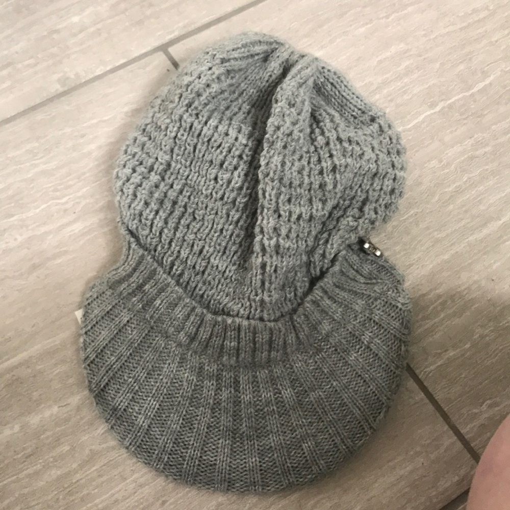 GUESS gray women’s winter hat with bill